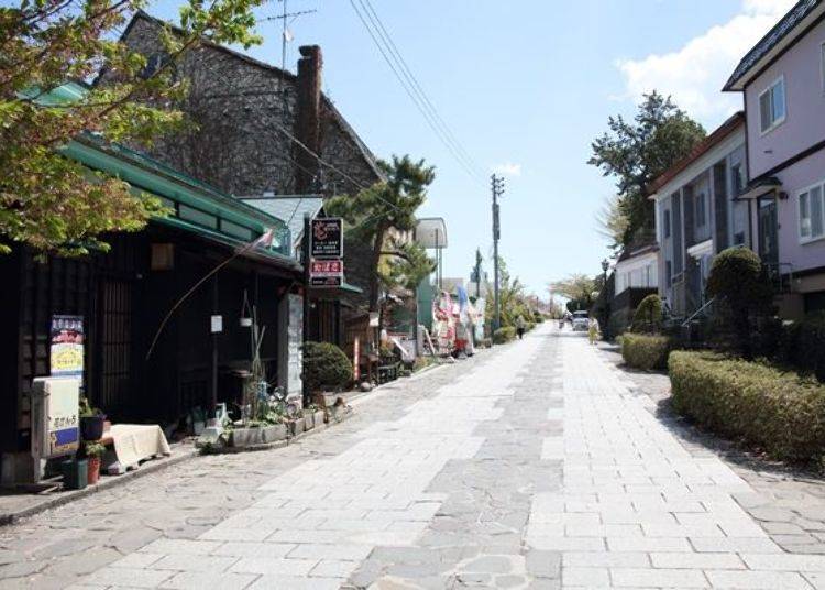 ▲ Stone-paved walking path. Be careful of the occasional passing car.