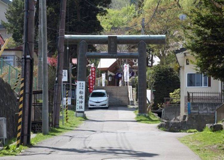 ▲ The oldest shrine in Hokkaido, Funatama Jinja, is on the mountain side of Hiyorizaka. This area is unique because you will find Japanese culture alongside Western culture.