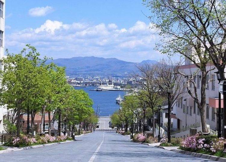 ▲ The Seikan Ferry Memorial Ship Mashu-maru is moored and on display in Hakodate Harbor and can be seen in front.