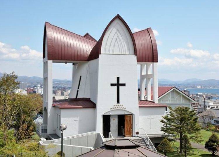 ▲ The roof is in the shape of a large, brown cross and the cross featured on the white wall is impressive.