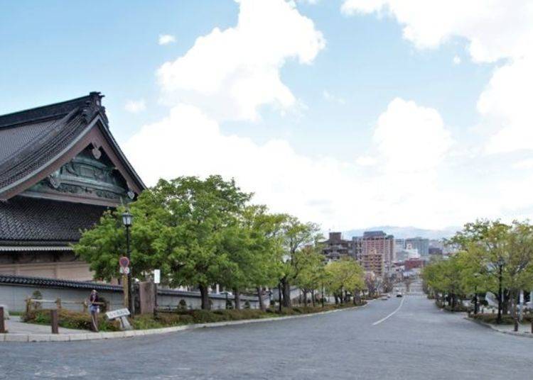 ▲ The width of the road is nijukken (about 36 meters) and thus the hill’s name. In the past Hakodate suffered a huge conflagration so the road was made wide as a fire prevention measure.