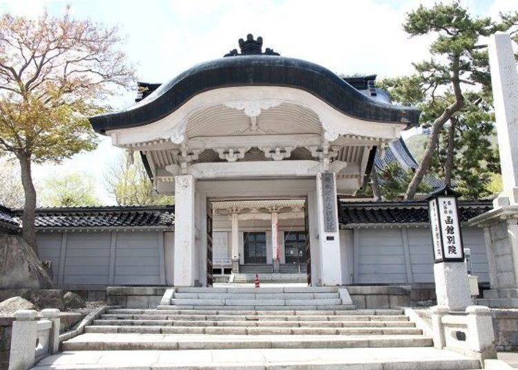 ▲ Nationally designated important cultural property Shinshu Otani Sect Hakodate Betsuin. It is also called the Higashihonganji Betsuin.