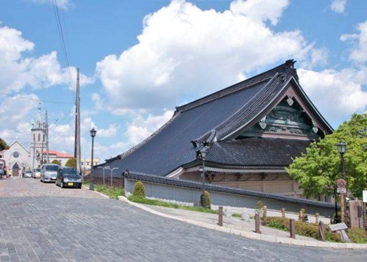 ▲回首看看剛剛經過的道路，教會與寺院構成一幅圖畫。融合了洋風與日式的建築文化，是唯有函館才能欣賞的獨特景觀。