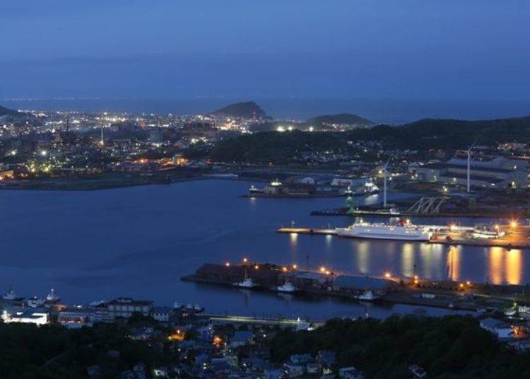 ▲ Muroran City, which flourished as a steelmaking city, has famous for its beautiful night view of factories in recent years.