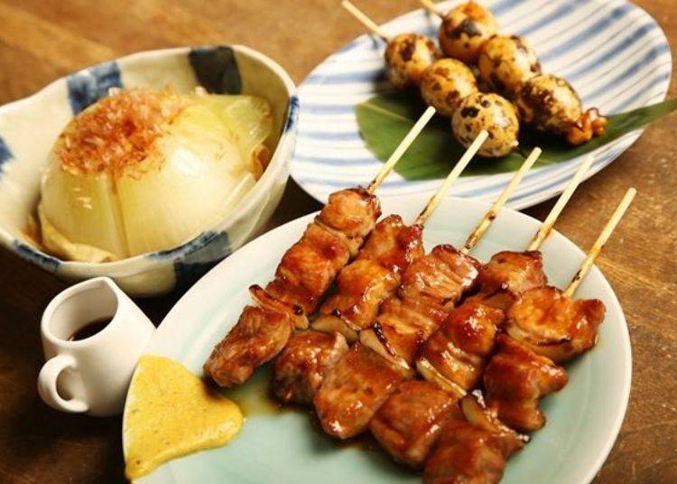 ▲Counterclockwise from the foreground, Ippei’s classic Muroran pork skewers (150 yen each), gourmet “charcoal grilled quail eggs (with shell)” yakitori (300 yen), hot “whole onion” (380 yen) (each type of yakitori requires a minimum order two items).
