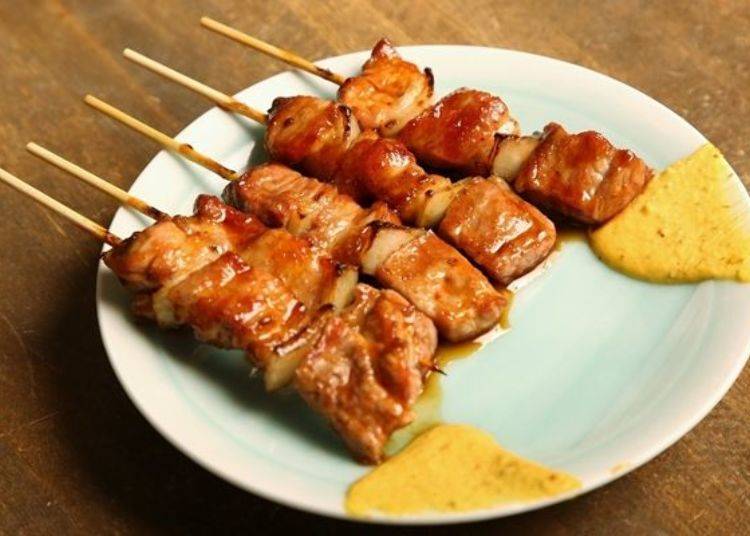 ▲「豬精肉（豚精肉）」烤好啦！黃芥末是室蘭日式烤雞串的必備品