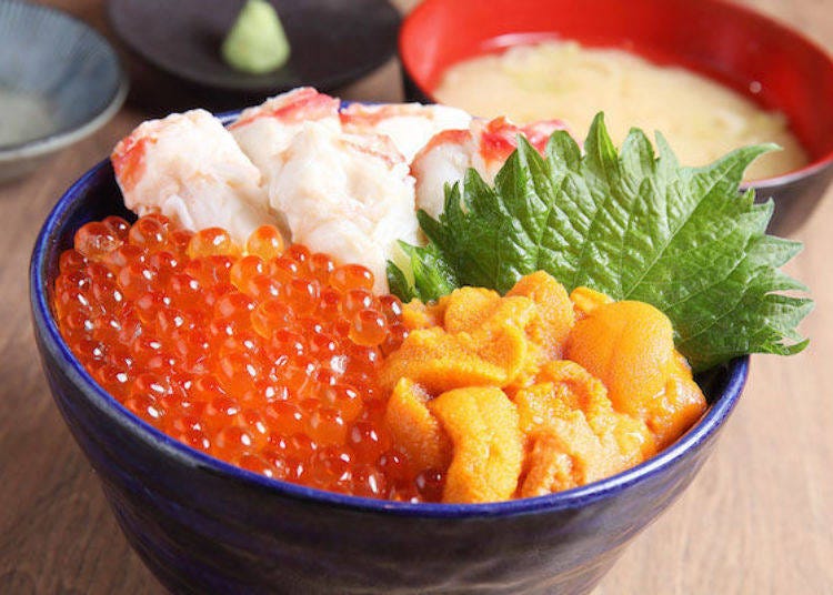 ▲ Nijo Market Oiso has over 30 menu items. Among the eye-catching line-up, the most popular is the “Three Color Donburi.”