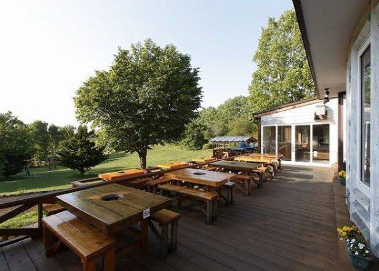 ▲ Eating on the lawn was the custom when the Club started. Now there’s also an open terrace for dining.