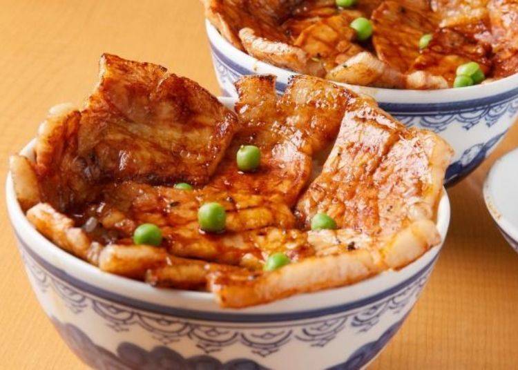 ▲「元祖豬肉蓋飯的Panchou」的「豬肉蓋飯（豚丼）（梅）」。幾乎快要滿出碗外的肉片們，淋上秘傳辣醬汁。
