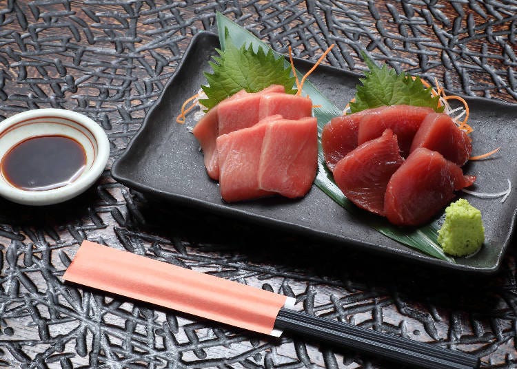Hakodate Toi natural tuna (from the left) Otoro [fatty tuna] (1,730 yen), akami [lean tuna] (550 yen)