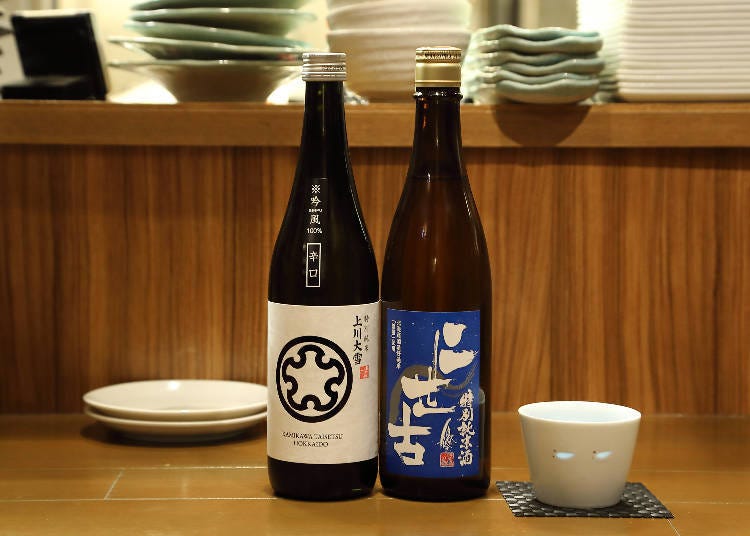 (사진 왼쪽부터) 가미카와 타이세쓰 특별 준마이, 니세코 특별 준마이슈(1잔: 120 ml, 630엔) ※준마이슈: 알코올을 넣지 않고 누룩, 효모, 쌀로만 빚은 술.
