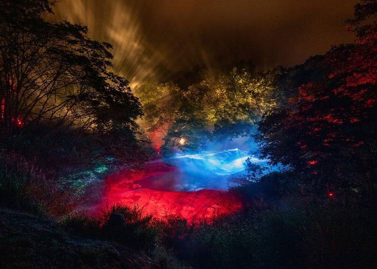 光影幻化的雷射光芒照耀在熱氣噴發的泥火山上頓時展現出神聖凜然的磅礡氣勢！漫布於空氣中的硫磺味為此更增添異世界的奇想氛圍。