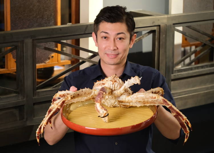 Shop owner Mr. Arai teaches us how to eat and enjoy crab shabu-shabu