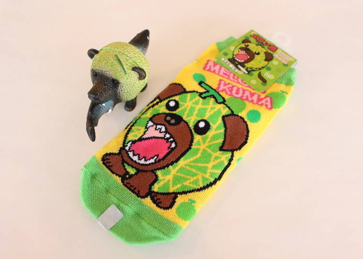 (Photo left) Melon Bear magnet salmon version 880 yen, (photo right) Melon Bear socks (with poo) 22 - 24cm 550 yen