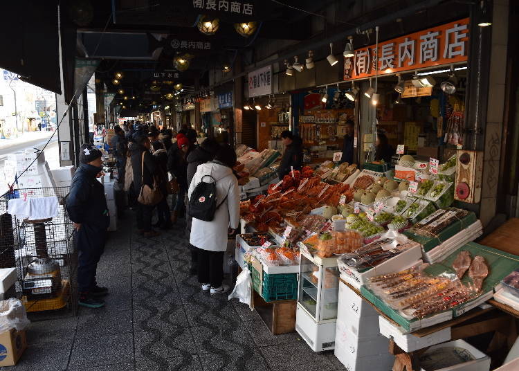 13:00 - Gourmet seafood lunch at Nijo Market