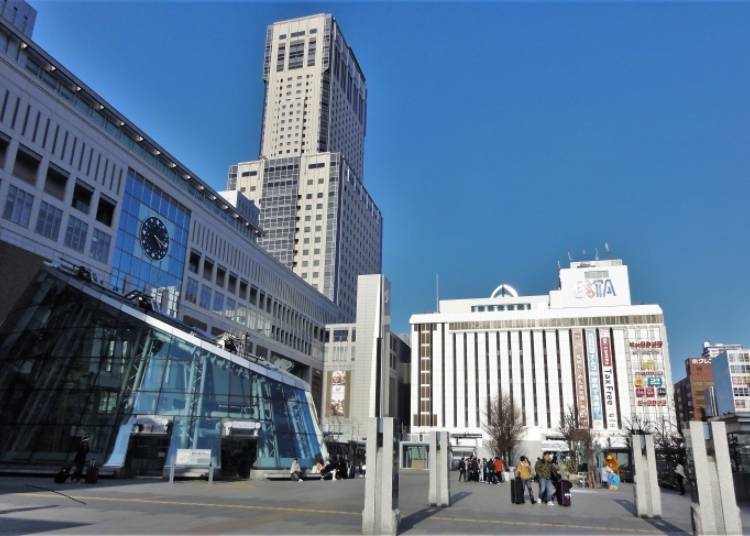 照片左邊為札幌站，札幌JR塔日航酒店為中間的高樓大廈