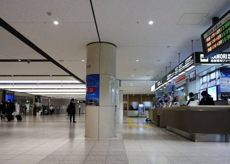 To the left of the photo is “Arrival Gate 5” and to the right is the reception counter, next to is the airport information counter