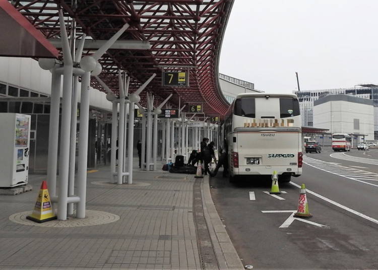 有許多巴士的乘車處，觀光巴士一台接著一台。