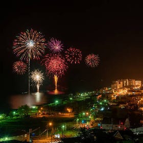 Lake Toya Long-Run Fireworks Festival (April 28 - October 31, 2024)
▶Tap to book a fireworks viewing boat
 (Photo: PIXTA)