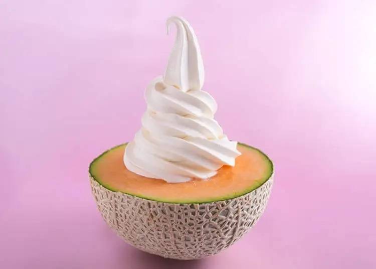 Visit Popura Farm and taste two of Hokkaido's famous dishes: cantaloupe and sorbet ice cream.