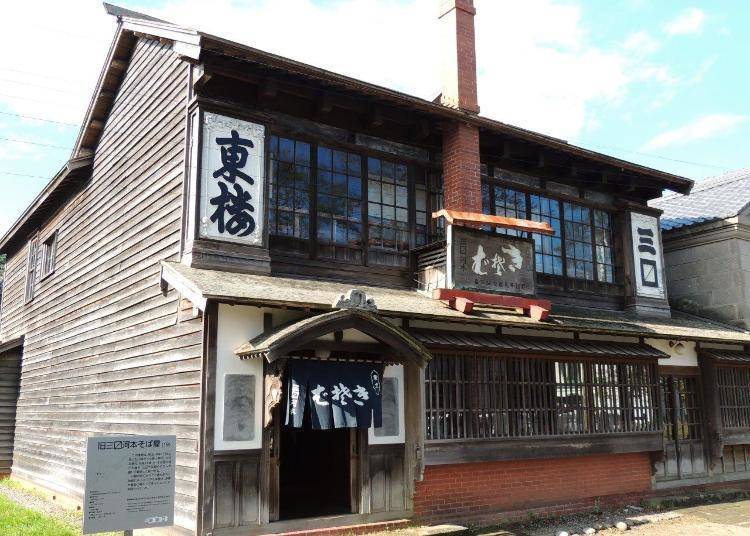 규산마스 가와모토 메밀국수집. 이시가와현에서 오타루로 이주한 가와모토 도쿠마츠가 오타루 중심가에 신축한 가게로 식사와 연회에 자주 이용된다.