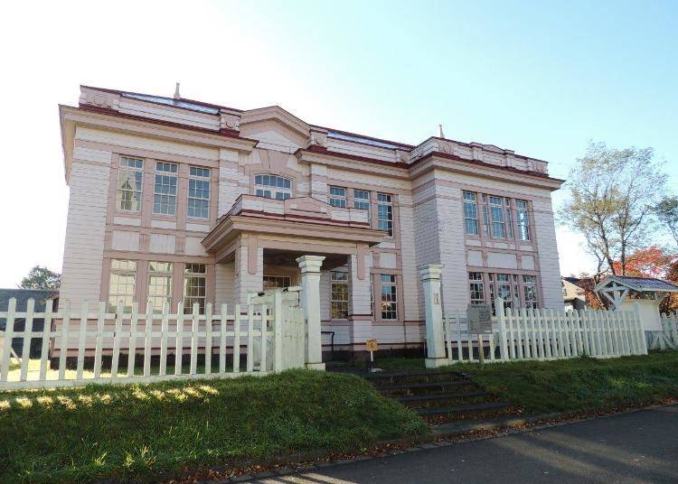 이 건물은 1919년에 건설된 구 우라카와지청 청사다. 복숭아색을 띤 사랑스러운 건물이다.