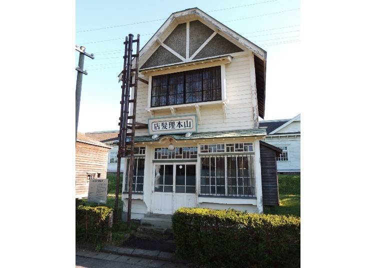 경사가 급한 게이블 루프(gable roof) 등 1900년대 초기의 서양식 건축 요소를 도입하고 있다.