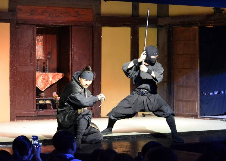 村内の劇場で行われている「忍者ショー」