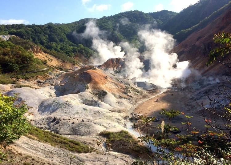 噴火活動によってできた爆裂火口跡で、泡を立てて煮えたぎる風景が“鬼の棲む地獄”といわれる「地獄谷」