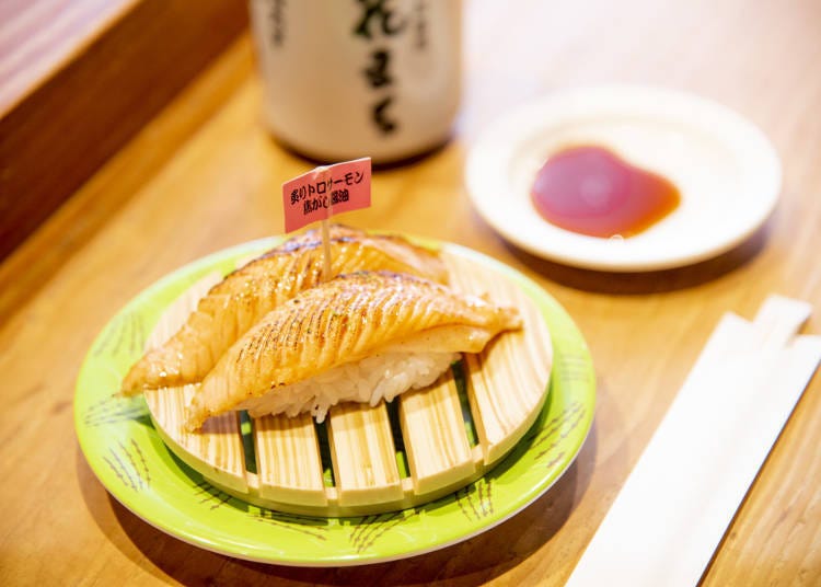 Broiled fatty salmon sushi with burnt soy sauce (297 yen; tax-inclusive)