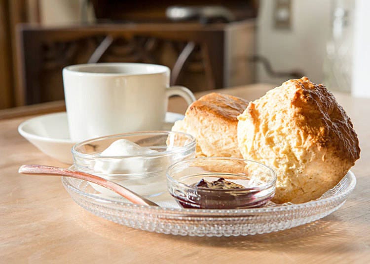 Coffee (takeaway: 400 yen; tax-inclusive) and scones (takeaway: 170 yen; tax-inclusive) from CAFÉ MEDERU