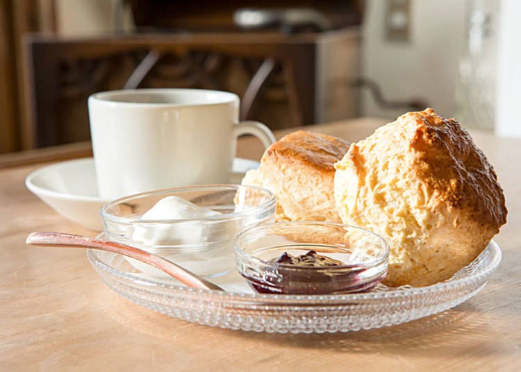 Coffee (takeaway: 400 yen; tax-inclusive) and scones (takeaway: 170 yen; tax-inclusive) from CAFÉ MEDERU *Only allowing take-outs as a measure against the spread of COVID-19 (as of 23 June 2020)