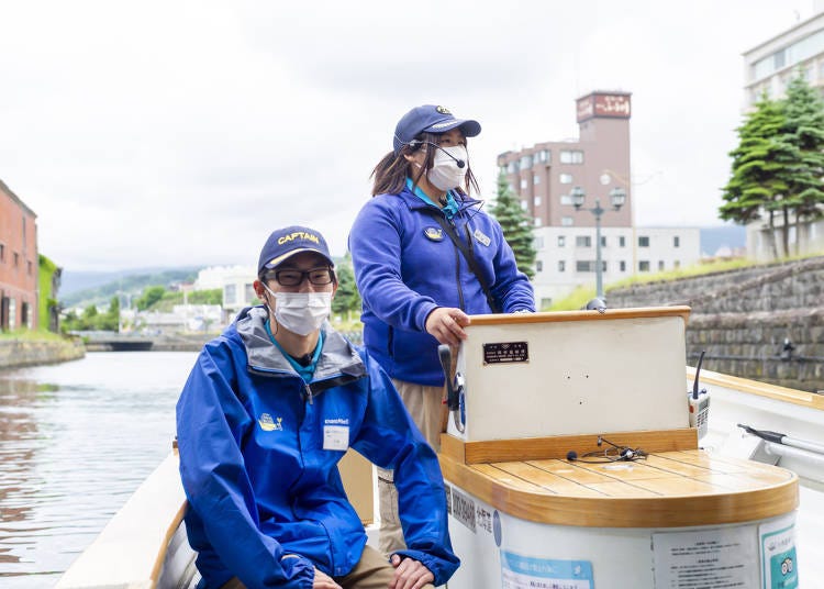 During the cruise around the Otaru Canal the captain also serves as a guide