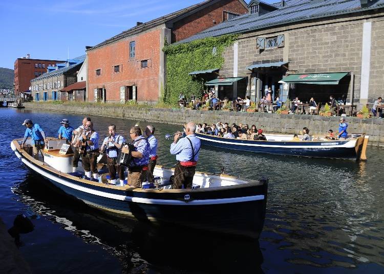In the fall, Otaru Canal Cruise and Otaru Beer cosponsor events, like live performances on the boats