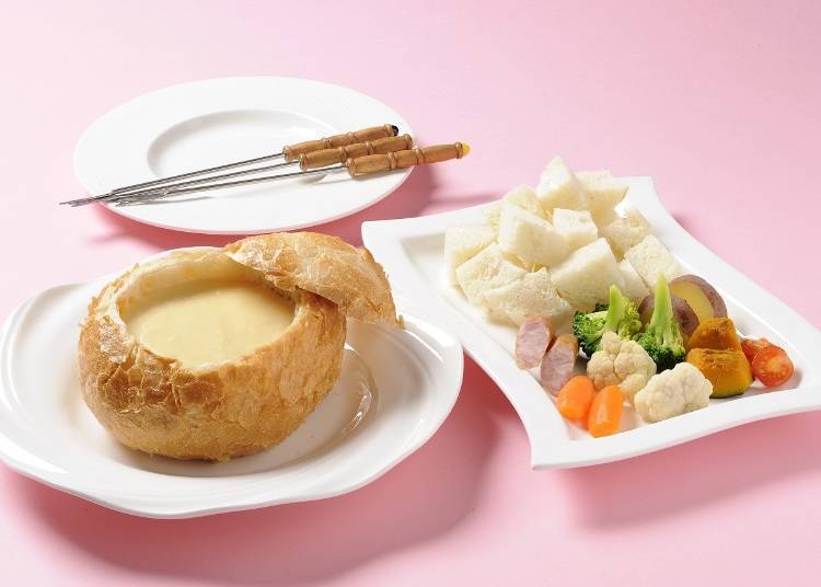 후라노 치즈를 듬뿍 사용한 '후라노 풍 치즈퐁듀 2 ~ 3인용(세금포함 2,035엔)'은 인기 메뉴