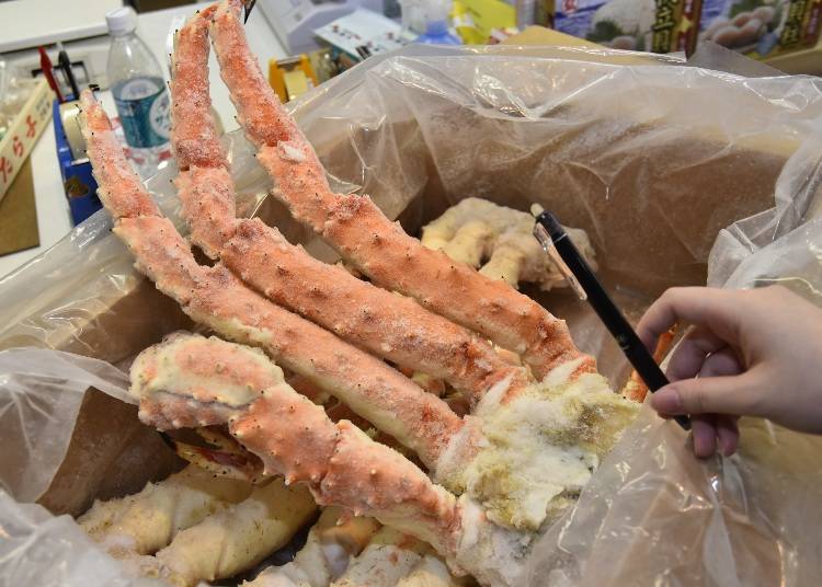 The king crab from Alaska in the United States, which is famous for its large size and good taste, has been popular in recent years. It is a luxury product that is quickly frozen on board after being caught. One leg in the photo is about 2 kg and the whole is about 6 kg.