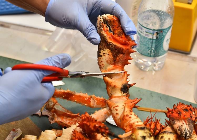 Hanasaki crab claws are especially hard, but the inside is tightly packed with meat. First, cut off from the joint at the base of the claw.