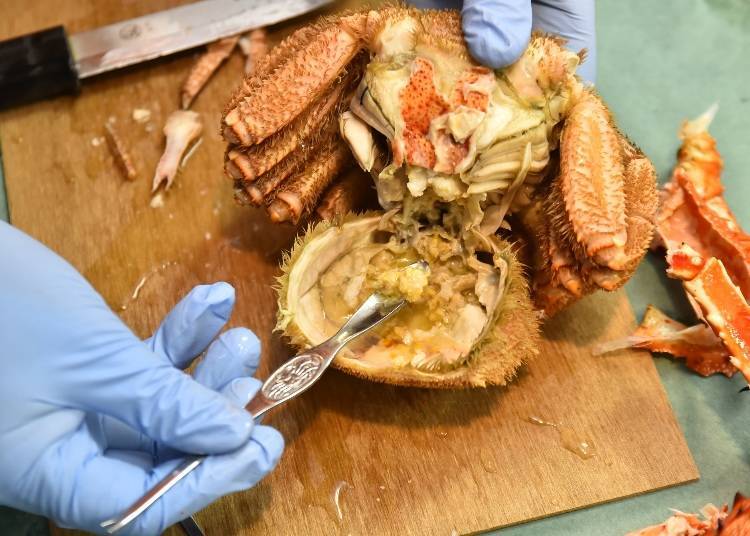 Eat the 'kani-miso' accumulated in the shell with a spoon. You can also use the crab miso as a dip for the crab legs. Just peel off the legs the same way you did for the king crab or the Hanasaki crab and enjoy.