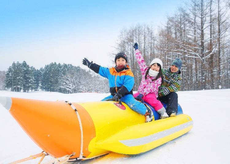 全家一同享受富良野滑雪场的雪上活动！