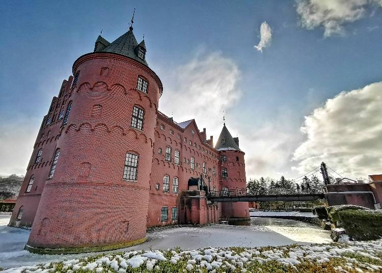 ニクス城は、デンマークに実在する「イーエスコウ城」がモデルとなっています。