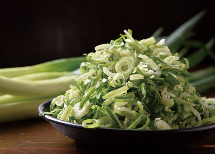 Large amounts of Kujō-negi spring onions are used as toppings