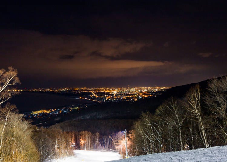 3．太意外！明明是大城市但在札幌近郊的滑雪场却可以享受夜间滑行