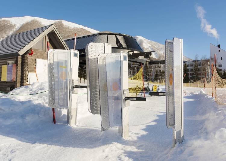 Lift tickets: Contactless gate system with IC lift ticket