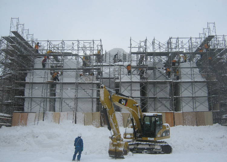 2010年の雪像制作風景