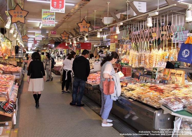 Thrumming with activity from early morning (Photo courtesy of Hakodate International Tourism and Convention Association)