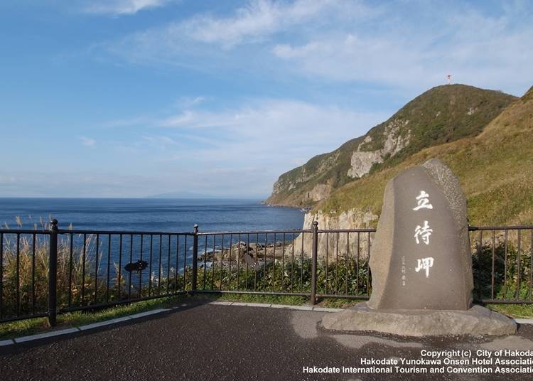 A relaxing place to glance out at the calming Tsugaru Strait (Photo courtesy of Hakodate International Tourism and Convention Association)