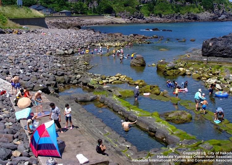 해안에 온천이 솟아나고 있다 사진제공 : 일반사단법인 하코다테 국제관광 컨벤션 협회