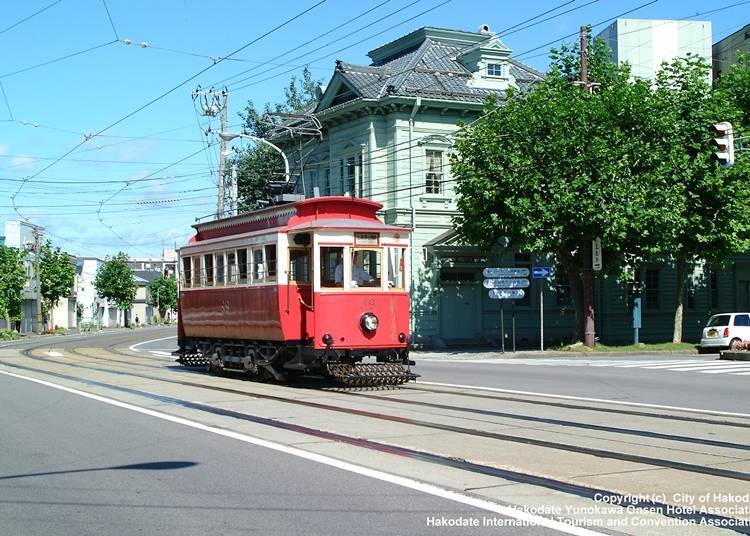 路面電車在滿溢異國情調的街道中奔馳 照片提供：一般社團法人函館國際觀光Convention協會