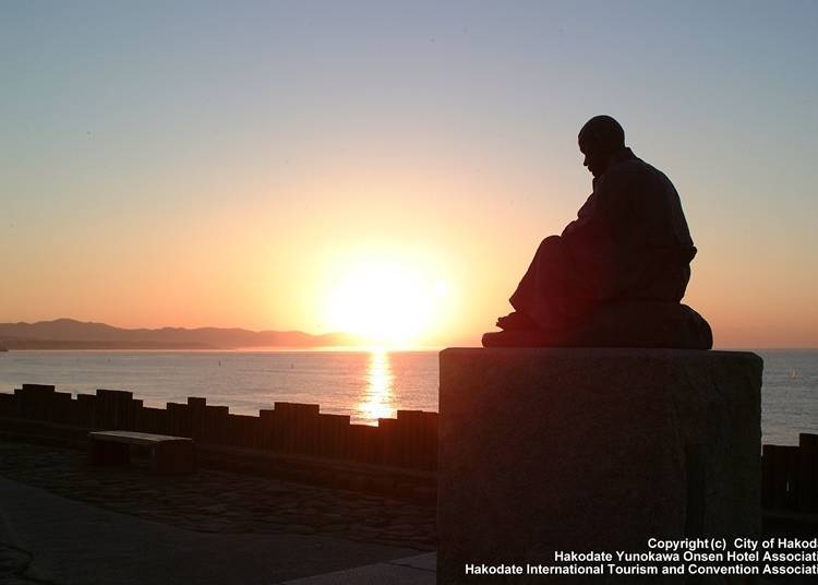 被夕陽照射的石川啄木像 照片提供：一般社團法人函館國際觀光Convention協會