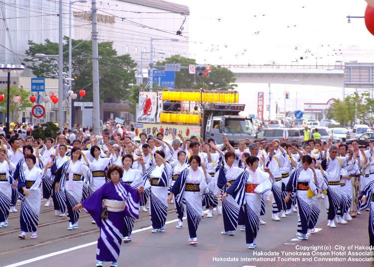 항구 도시 하코다테를 춤추며 걷는 '왓쇼이 하코다테'. 사진제공 : 하코다테 국제관광컨벤션협회